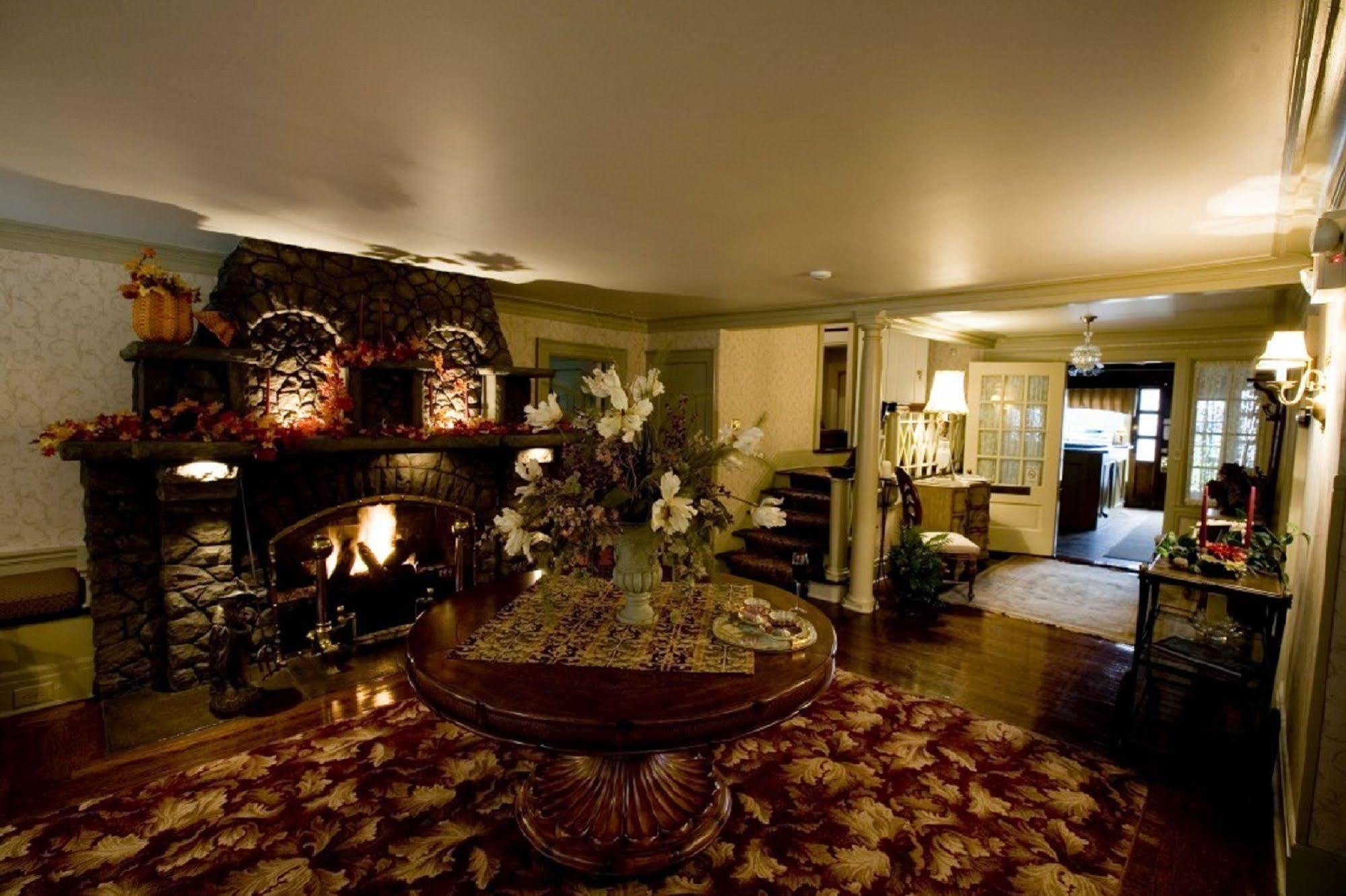 Julias Bed And Breakfast Hubbard Екстериор снимка